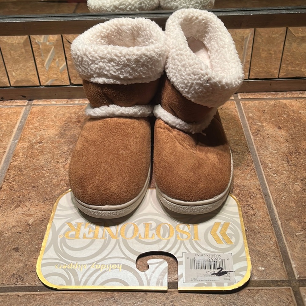 NWT Isotoner Camel Bootie Slippers